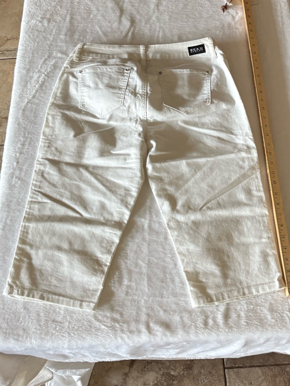 Women’s White/white Jeans - Capris with decorative stitching